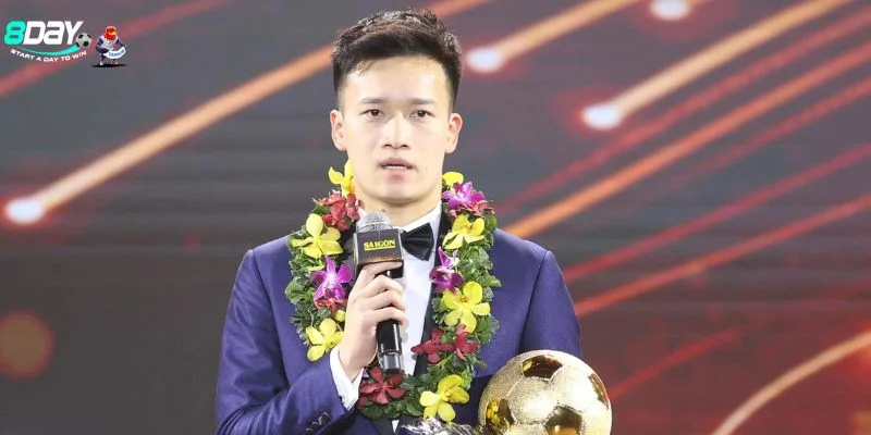 Hoàng Đức nhận giải Quả bóng Vàng danh giá.